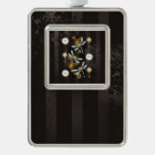 Steampunk Dragonflies op bruine gestreepte achterg Verzilverd Omlijst Ornament (Voorkant)