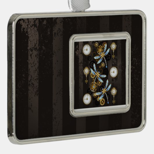 Steampunk Dragonflies op bruine gestreepte achterg Verzilverd Omlijst Ornament (Rechts)