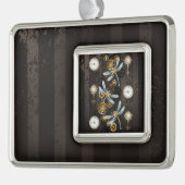 Steampunk Dragonflies op bruine gestreepte achterg Verzilverd Omlijst Ornament (Links)