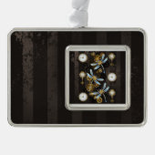 Steampunk Dragonflies op bruine gestreepte achterg Verzilverd Omlijst Ornament (Voorkant)