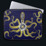 Steampunk Gears Octopus Kraken Laptop Sleeve<br><div class="desc">Dit tentacled steampunk-zee monster heeft acht widerachtige gouden aanhangsels, een centrale zilveren versnelling en veel tandwielen en bouten die zijn kop, ogen en zuigbekers vormen. Het is een robotoctopus / kraken, een monster van een metalen machine voor iedereen die van geeky science-fiction / fantasie schepsels houdt. Op deze laptophoes reiken...</div>