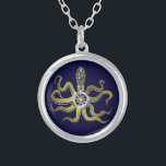 Steampunk Gears Octopus Kraken Zilver Vergulden Ketting<br><div class="desc">Dit tentacled steampunk-zee monster heeft acht widerachtige gouden aanhangsels, een centrale zilveren versnelling en veel tandwielen en bouten die zijn kop, ogen en zuigbekers vormen. Het is een robotoctopus / kraken, een monster van een metalen machine voor iedereen die van geeky science-fiction / fantasie schepsels houdt. Donkerblauwe achtergrondkleur kan worden...</div>