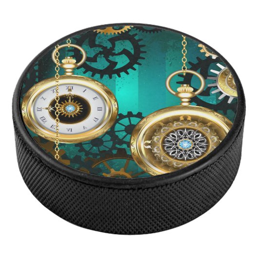Steampunk-sieraden Horloge op een groene achtergro Hockey Puck (3/4)