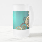 Steampunk-sieraden Horloge op een groene achtergro Matglas Bierpul (Voorkant rechts)