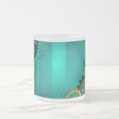 Steampunk-sieraden Horloge op een groene achtergro Matglas Koffiemok (Center)