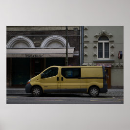 Stedelijk Contrast: Gele Bestelwagen op Straat in  Poster