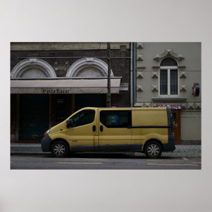 Stedelijk Contrast: Gele Bestelwagen op Straat in  Poster