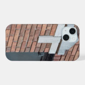 Stedelijk Contrast: Witte Capstone op rood metselw iPhone 15 Case (Achterkant horizontaal)