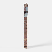 Stedelijk Contrast: Witte Capstone op rood metselw iPhone 15 Case (Rechterkant)