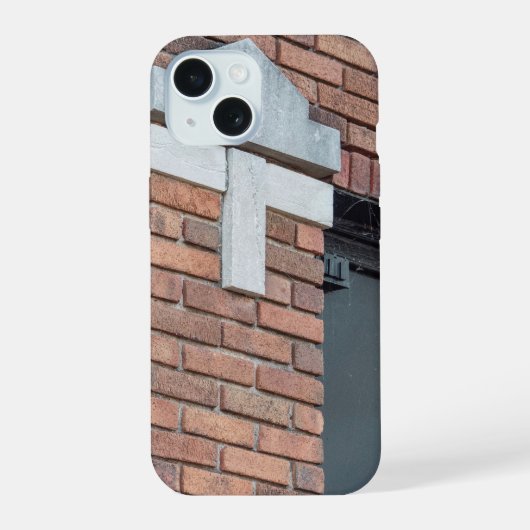 Stedelijk Contrast: Witte Capstone op rood metselw iPhone 15 Case (Achterkant)