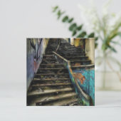 Stedelijke kunst op trappen verlaten gebouw (Staand voorkant)