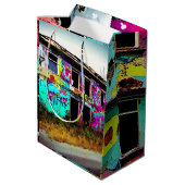 Stedelijke kunst verlaten graffiti-gebouw medium cadeauzakje (Achterkant Gekanteld)