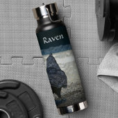 Stedelijke rij in de schaduw van grijs en zwart waterfles