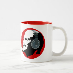 STEDELIJKE RODE LENIN MET DE HOOFDTELEFOONS VAN DJ TWEEKLEURIGE KOFFIEMOK