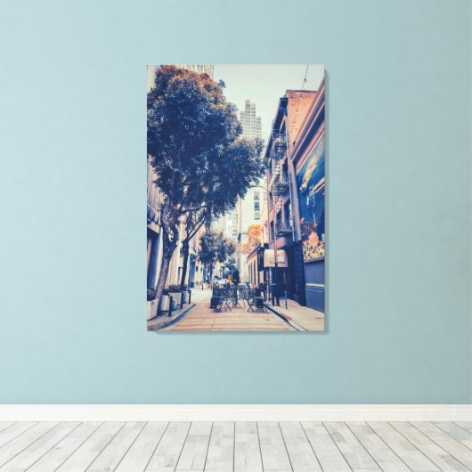 Stedelijke steegje met café canvas afdruk (Insitu (Houten vloer))