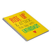 Steek de dag omhoog en maak een aanval met enthous notitieboek (Rechterzijde)