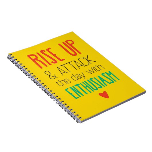 Steek de dag omhoog en maak een aanval met enthous notitieboek (Rechterzijde)