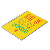 Steek de dag omhoog en maak een aanval met enthous notitieboek (Linkerzijde)