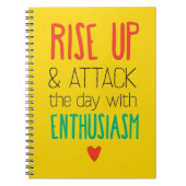 Steek de dag omhoog en maak een aanval met enthous notitieboek (Voorkant)
