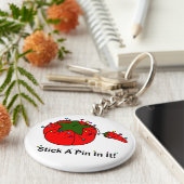 Steek er een pin in! (Naaigoottomaat) Sleutelhanger (Zijkant)