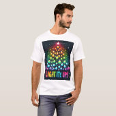 Steek het aan! – Regenboog kerstboom T-shirt (Voorkant volledig)
