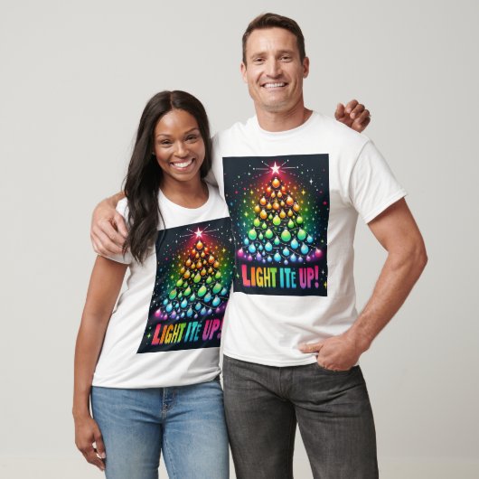 Steek het aan! – Regenboog kerstboom T-shirt (Unisex)