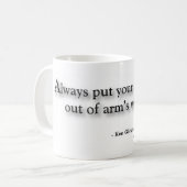 "Steek je drinken altijd uit de arm." Mok (Voorkant links)