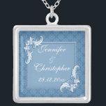 Steel Blue Damask en Floral Lijst bruiloft Zilver Vergulden Ketting<br><div class="desc">Een stijlontwerp voor uw aankomende nuptials met een subtiel damastpatroon op een staalblauwe achtergrond. De tekst is omgeven door een rechthoekig lijst met een bloemenwerveling in twee van de hoeken met een verhoogd gedrukt effect. De tekst is volledig aanpasbaar voor uw eigen speciale gelegenheid. De kleuren zijn de nieuwste mode...</div>