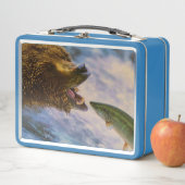 Steelhead zalm die in grizzly beren mond springt (In situ)