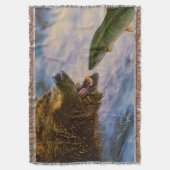 Steelhead zalm die in grizzly beren mond springt deken (Voorkant Verticaal)