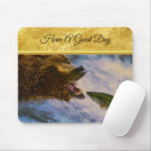 Steelhead zalm die in grizzly beren mond springt muismat (Met muis)