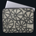 Steen - Wielen Laptop Sleeve<br><div class="desc">Steen IV van Chariklia Zarris. Patroon met herhalende wielachtige vormen.</div>