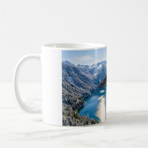 Steenarend die boven een meer zweeft koffiemok