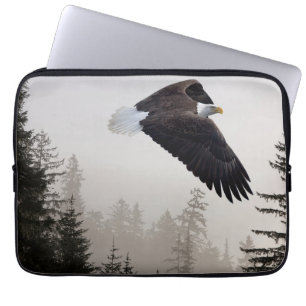 Steenarend die door de mist vliegt laptop sleeve
