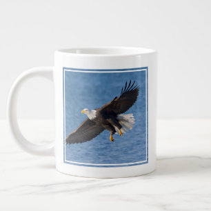 Steenarend in vlucht grote koffiekop