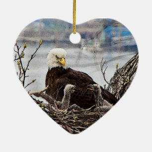 Steenarend met jongen keramisch ornament