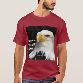 Steenarend profiel recht van voren tegen zwarte ac t-shirt