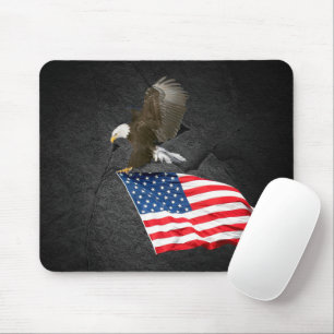 Steenarend vliegend met een Amerikaanse vlag Muismat