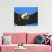 Steenarend vliegt dicht langs canvas afdruk (Insitu (Woonkamer))