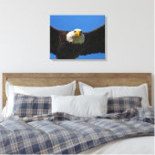 Steenarend vliegt dicht langs canvas afdruk (Insitu (Slaapkamer))