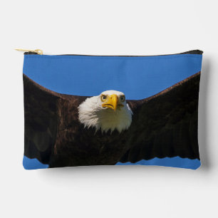 Steenarend vliegt dicht langs etui