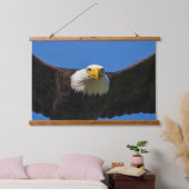 Steenarend vliegt dicht langs hangend wandkleed (Slaapkamer)