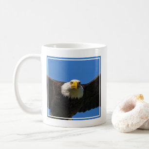 Steenarend vliegt dicht langs koffiemok