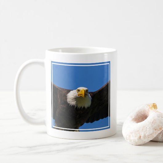 Steenarend vliegt dicht langs koffiemok (Met donut)