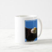 Steenarend vliegt dicht langs koffiemok (Voorkant rechts)