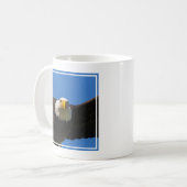Steenarend vliegt dicht langs koffiemok (Voorkant links)