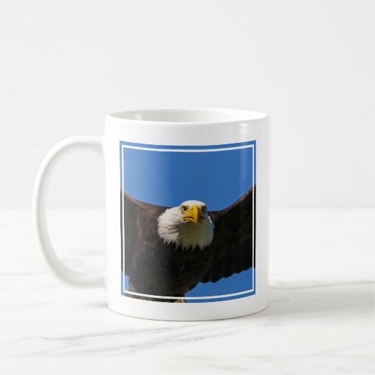 Steenarend vliegt dicht langs koffiemok (Links)