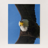 Steenarend vliegt dicht langs legpuzzel (Verticaal)