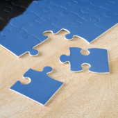 Steenarend vliegt dicht langs legpuzzel (Zijkant)
