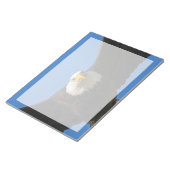 Steenarend vliegt dicht langs notitieblok (Schuin)